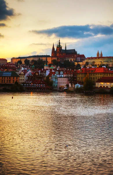 Översikt över gamla Prag från charles bridge sida — Stockfoto