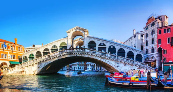 Rialto Bridge (Ponte Di Rialto) on a sunny day — Stock Photo, Image