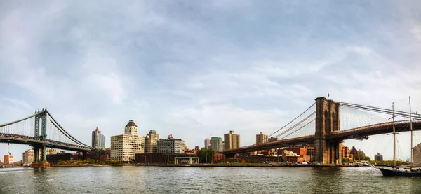 Cityscape of Brooklyn with Brooklyn bridge — Stock Photo, Image