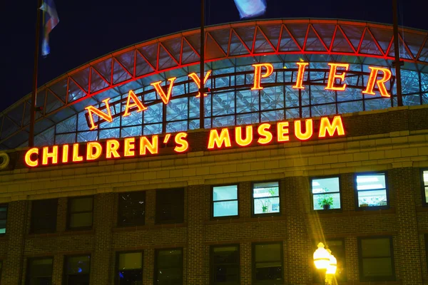 Navy pier in chicago in de nacht — Stockfoto