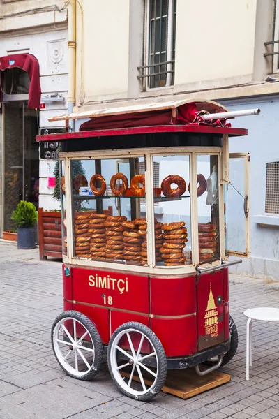 Carro móvil con simits (bagels turcos) en Estambul, Turquía — Foto de Stock