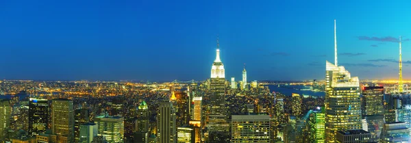 Paisaje urbano de Nueva York en la noche — Foto de Stock