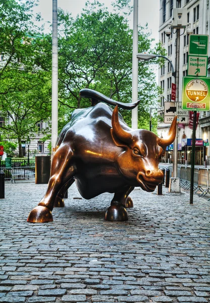 Скульптура Charging Bull (Bowling Green Bull) в Нью-Йорке — стоковое фото