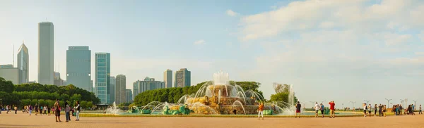 Chicago downtown cityscape with Buckingham Fountain at Grant Par — Stock Photo, Image