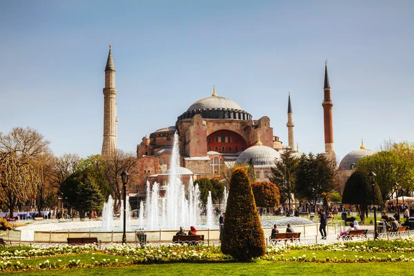 Santa Sofía en Estambul, Turquía temprano en la mañana — Foto de Stock