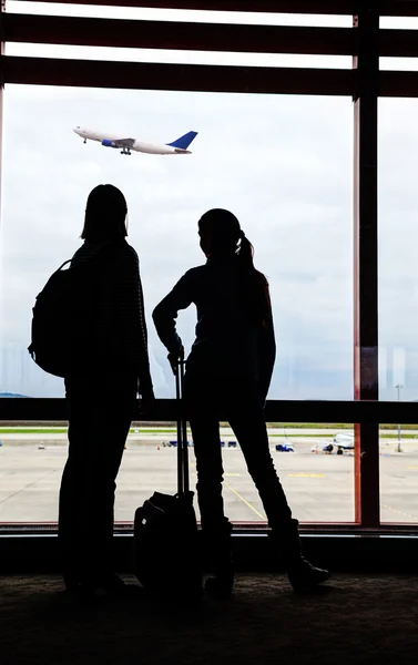 Pasajeros aéreos esperando el vuelo — Foto de Stock