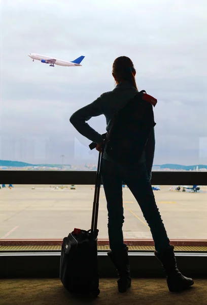 Passageiro aéreo à espera do voo — Fotografia de Stock