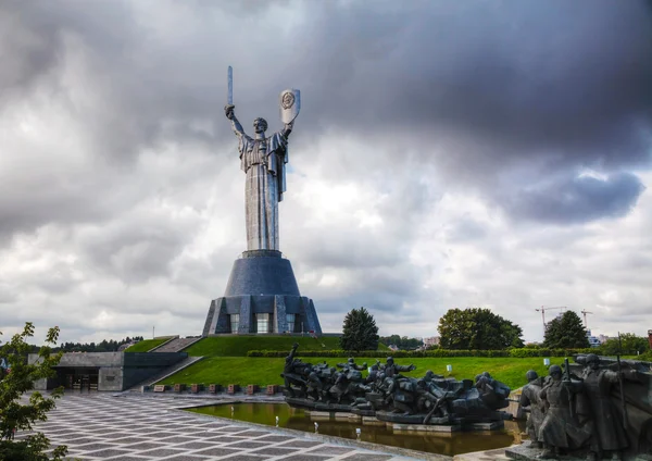 Mor till fäderneslandet monumentet i kiev, Ukraina — Stockfoto
