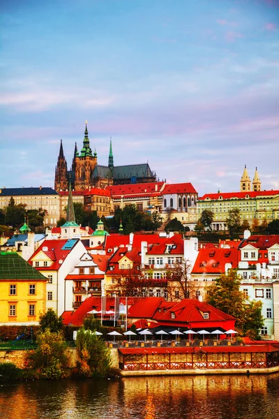 Översikt över gamla Prag från charles bridge sida — Stockfoto