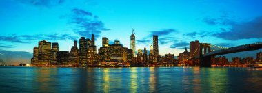 Gün batımında New York şehri manzarası