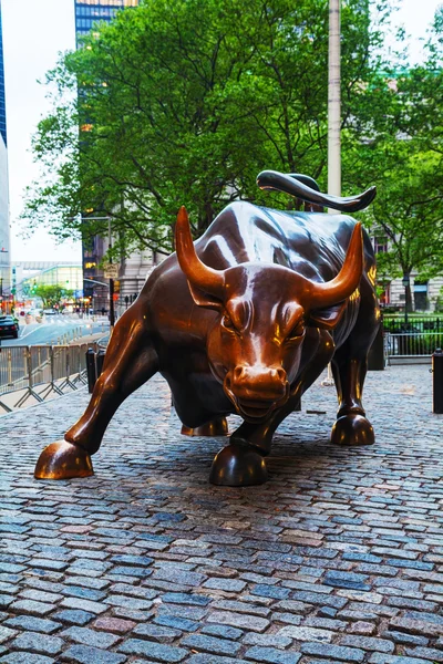 Скульптура Charging Bull (Bowling Green Bull) в Нью-Йорке — стоковое фото