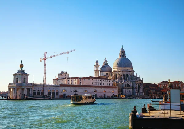 Vista a la Basílica di Santa Maria della Salute en Venecia — Foto de Stock