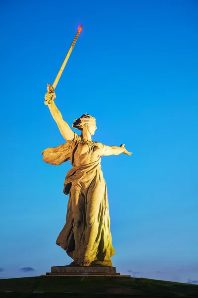 A Pátria chama! monumento em Volgograd, Rússia — Fotografia de Stock