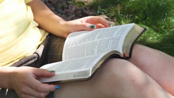 Teenie-Mädchen liest die Bibel — Stockvideo