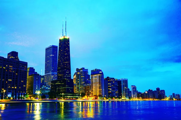 Downtown chicago, il bij zonsondergang — Stockfoto
