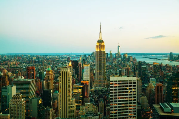 Paisaje urbano de Nueva York en la noche — Foto de Stock