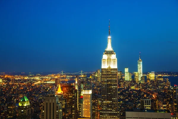 Paisaje urbano de Nueva York en la noche — Foto de Stock