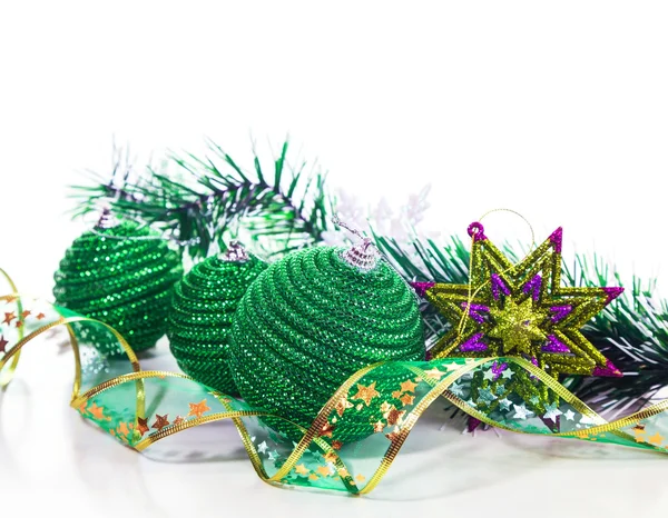 Groene kerstballen en lint — Stockfoto
