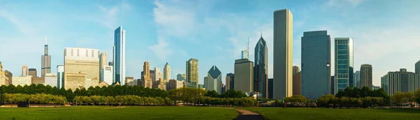Στο κέντρο της πόλης Σικάγο, όπως φαίνεται από το πάρκο επιχορήγησης — Φωτογραφία Αρχείου