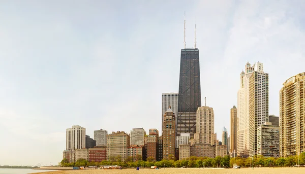 Downtown Chicago, Il, egy napsütéses napon — Stock Fotó