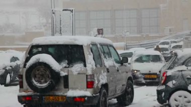 Kar fırtına nedeniyle sıkışmış otomobil