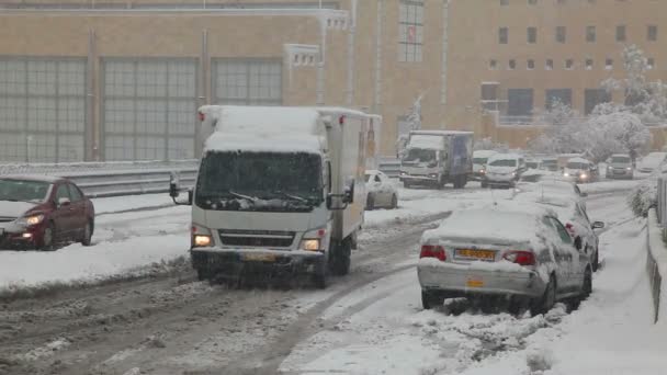 Bilar som fastnat i snön på grund av en snöstorm — Stockvideo