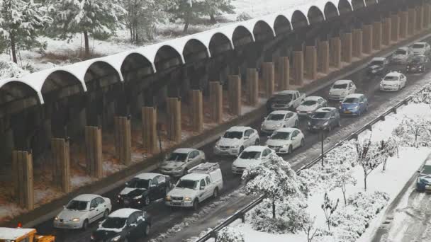 Autos stecken wegen Schneesturm im Schnee fest — Stockvideo