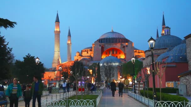 Hagia Sophia mit Touristen — Stockvideo