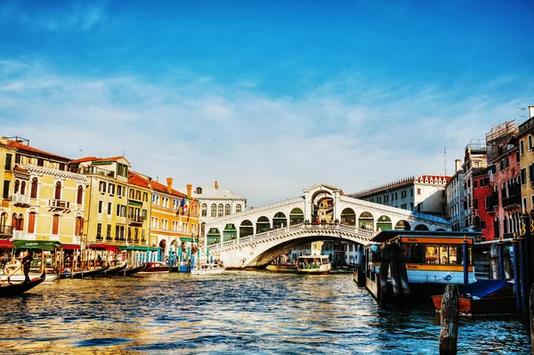 Rialtobron (Ponte di Rialto) i Venedig, Italien — Stockfoto