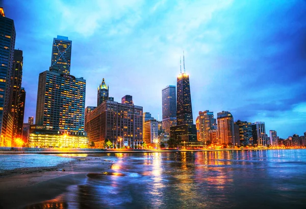 Downtown Chicago, IL au coucher du soleil — Photo