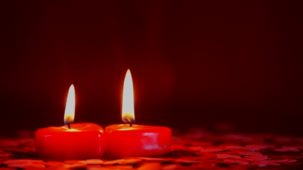 Dos velas ardientes en forma de corazón — Vídeos de Stock