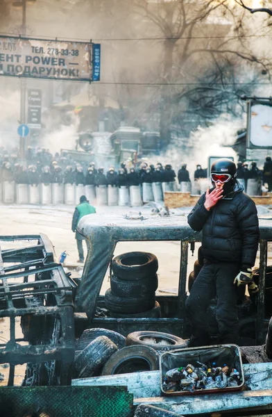 Ein Demonstrant bleibt auf der Barrikade in Kiew — Stockfoto