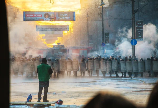 A row of the riot police with a priest at Hrushevskogo street in — Stock Photo, Image