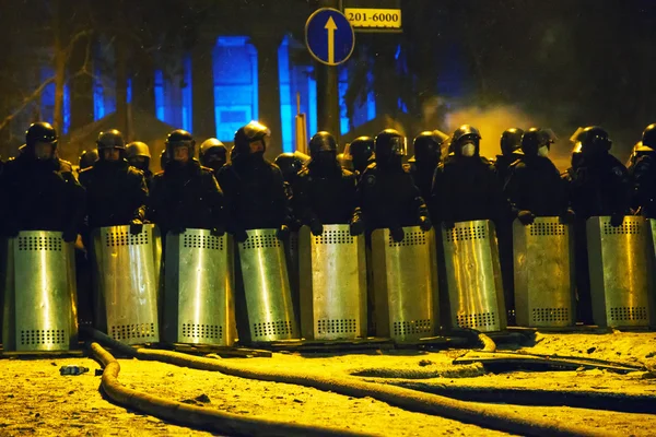 La polizia antisommossa in via Hrushevskogo a Kiev, Ucraina — Foto Stock