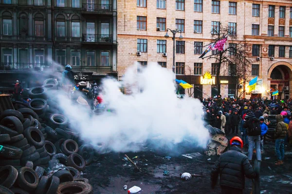 Overview of the barricade at Hrushevskogo street in Kiev, Ukrain — Stock Photo, Image