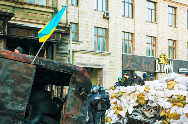 Barricade with the protesters at Hrushevskogo street in Kiev, Uk — Stock Photo, Image