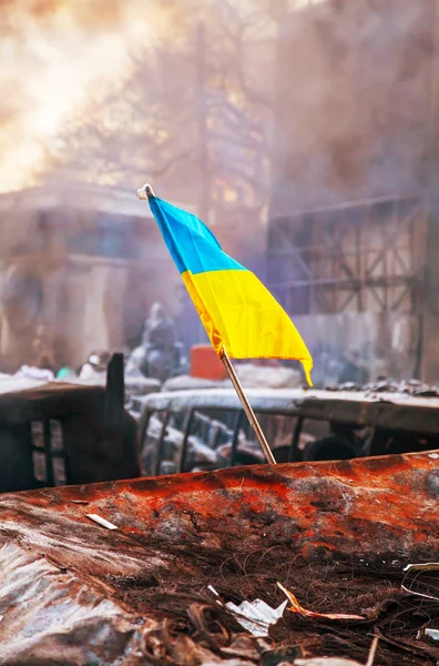 Український прапор на барикади на Грушевського вулиці у Києві, — стокове фото