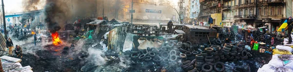 Barricade with the protesters at Hrushevskogo street in Kiev, Uk — Stock Photo, Image