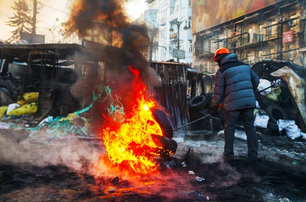 Protester burning tires at Hrushevskogo street in Kiev, Ukraine — Stock Photo, Image