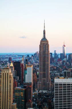 Gün batımında New York şehri manzarası