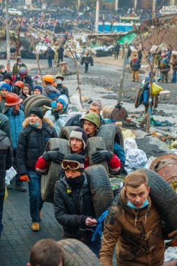 insanlara barikatlar Kiev, Ukrayna
