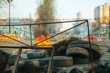 Kiev barikata lastiklere yanma