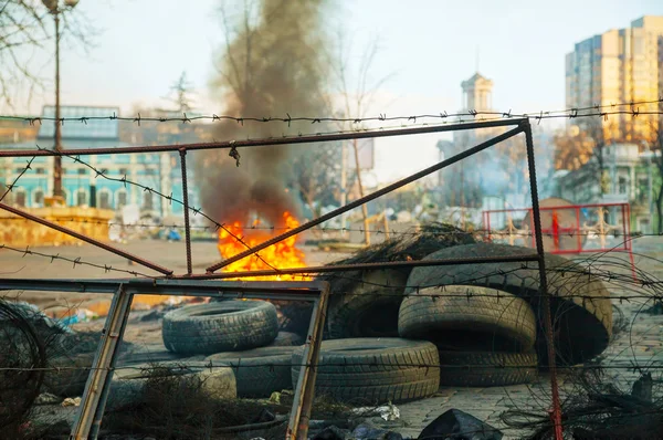 キエフでバリケードでタイヤを燃焼 — ストック写真