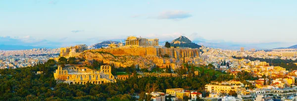Живописный обзор Афин с Акрополями — стоковое фото