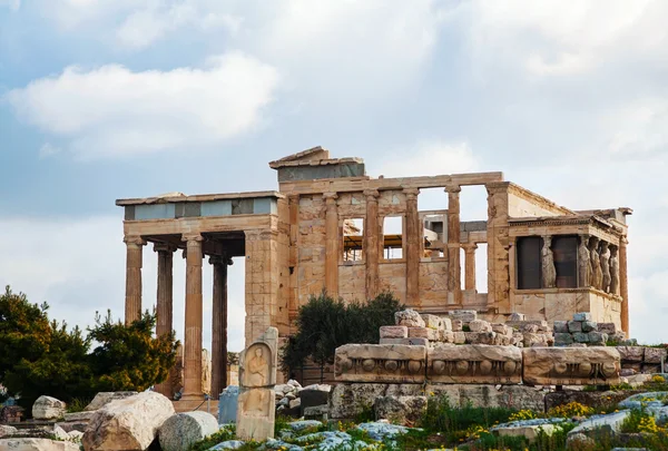 El pórtico de las cariátidas en Atenas — Foto de Stock