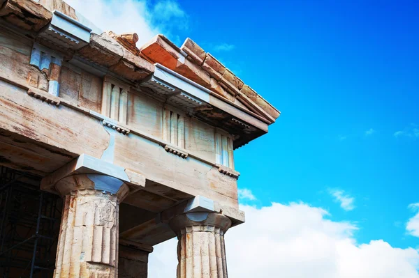 パルテノン神殿アテネ、ギリシャのアクロポリスの麓で — ストック写真