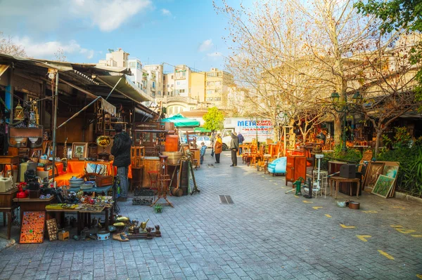 Flea market with tourists in Athens, Greece — Stock Photo, Image