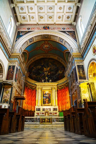 Katedrální bazilika st. dionysius Areopagita interiér — Stock fotografie