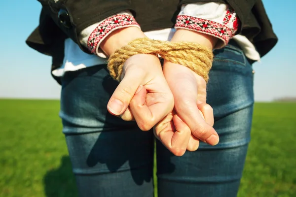 Händer binds upp med rep — Stockfoto