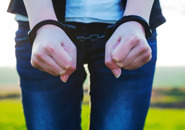 Mujer con las manos esposadas — Foto de Stock